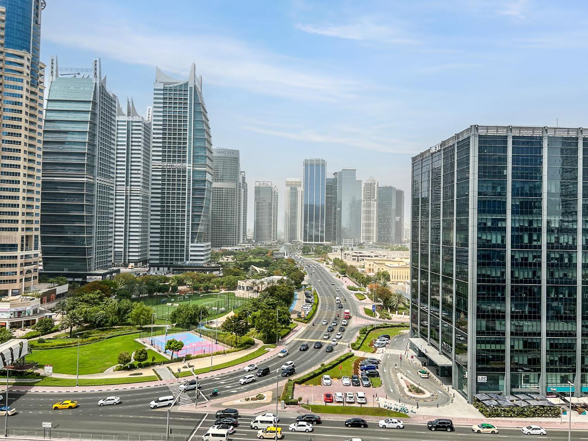 Cosmos Living Spacious With Balcony * Dubai