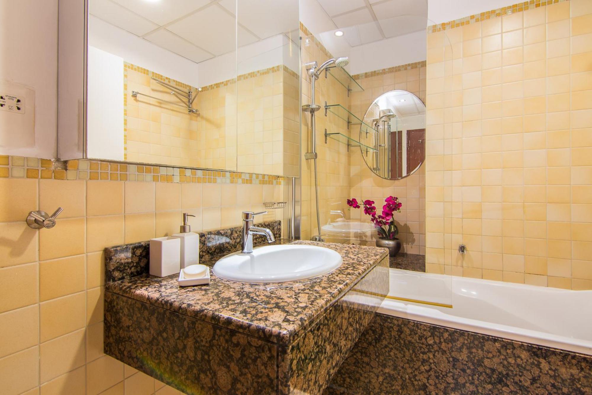 Huge 1br In Jbr Apartment *