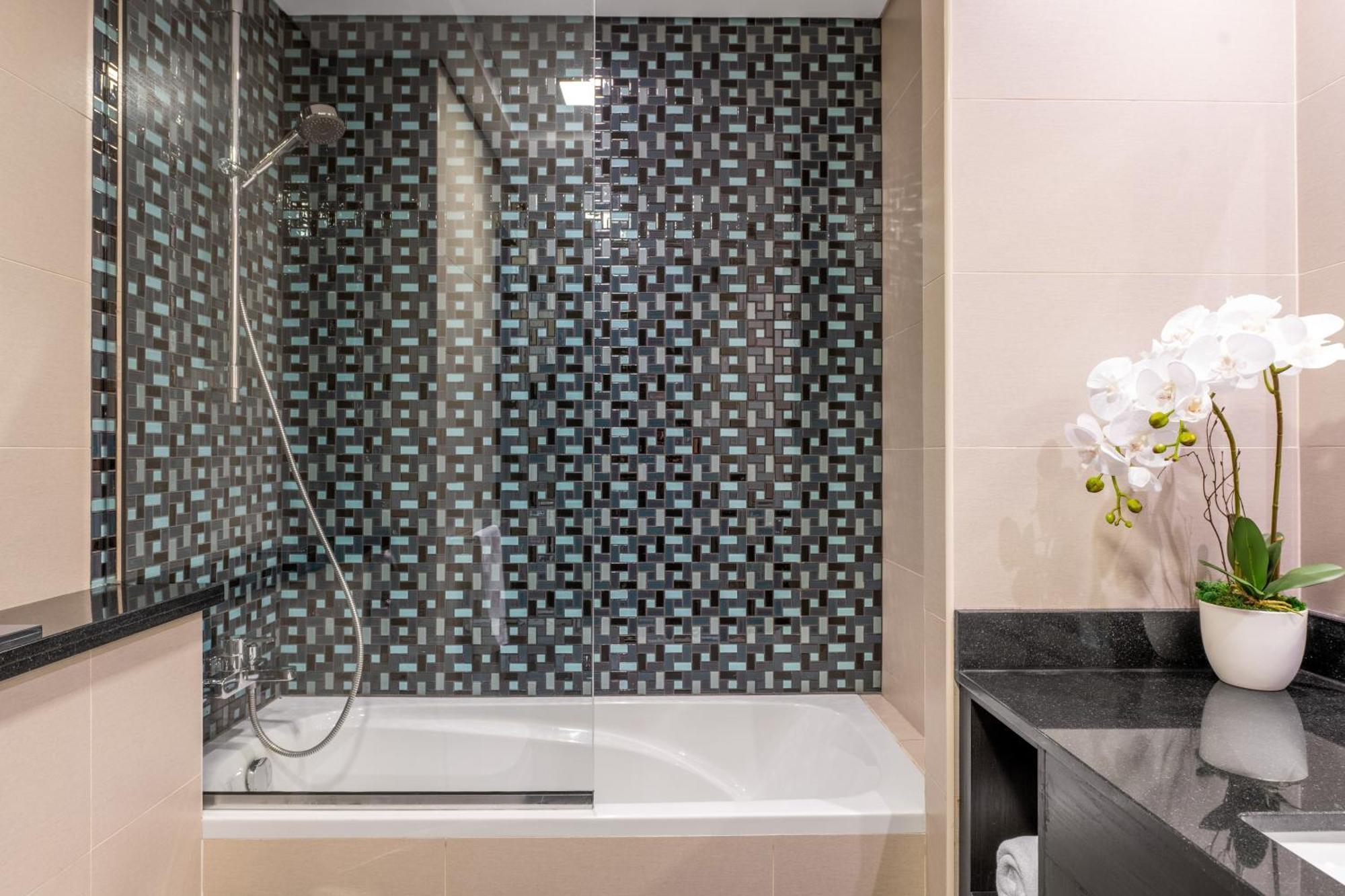 Luxury Iconic Cayan Tower - Free 5 Star Access! Dubai