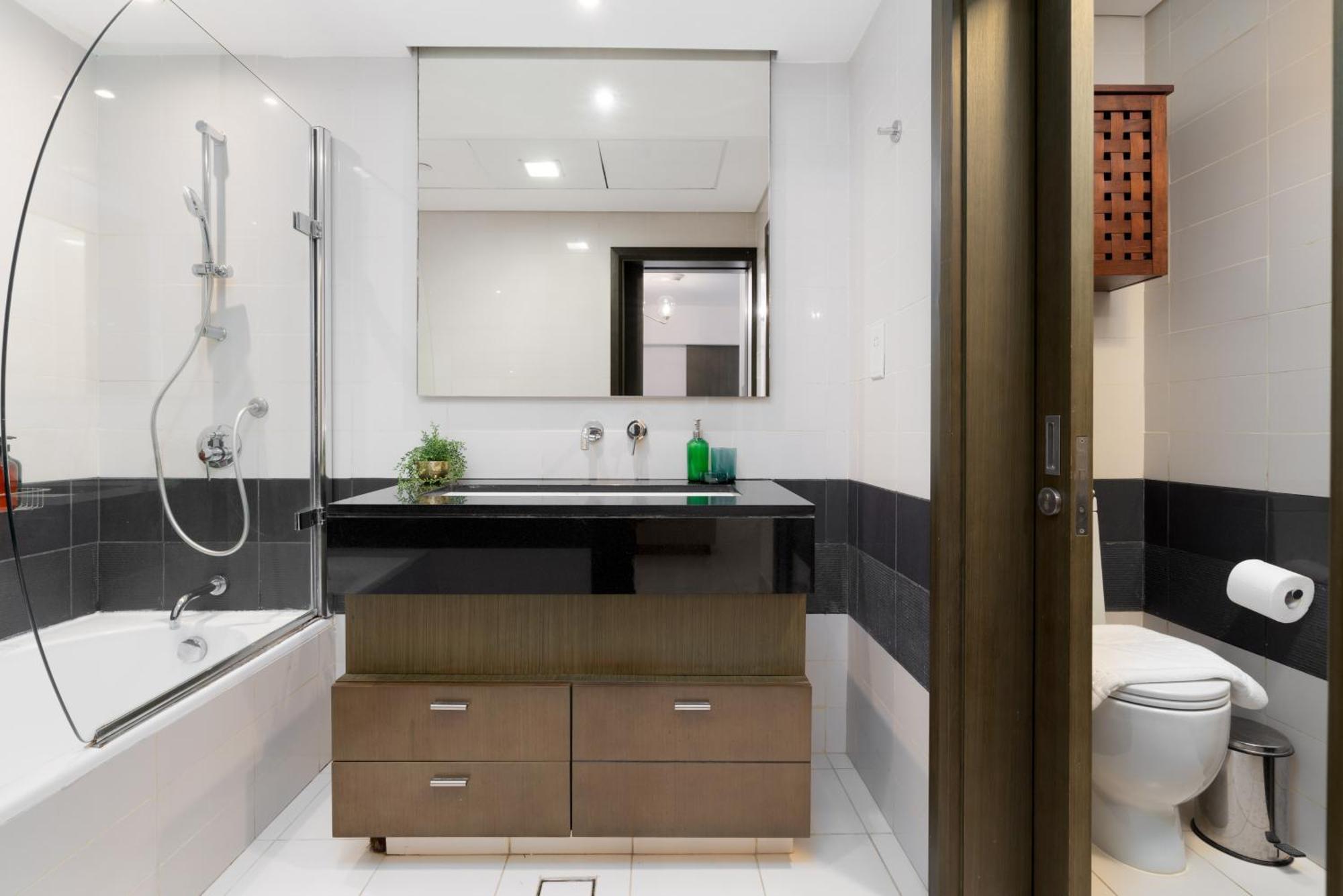 Ultimate / 5 Min Walk From Mall / 5 People / Downtown Boulevard Apartment Dubai