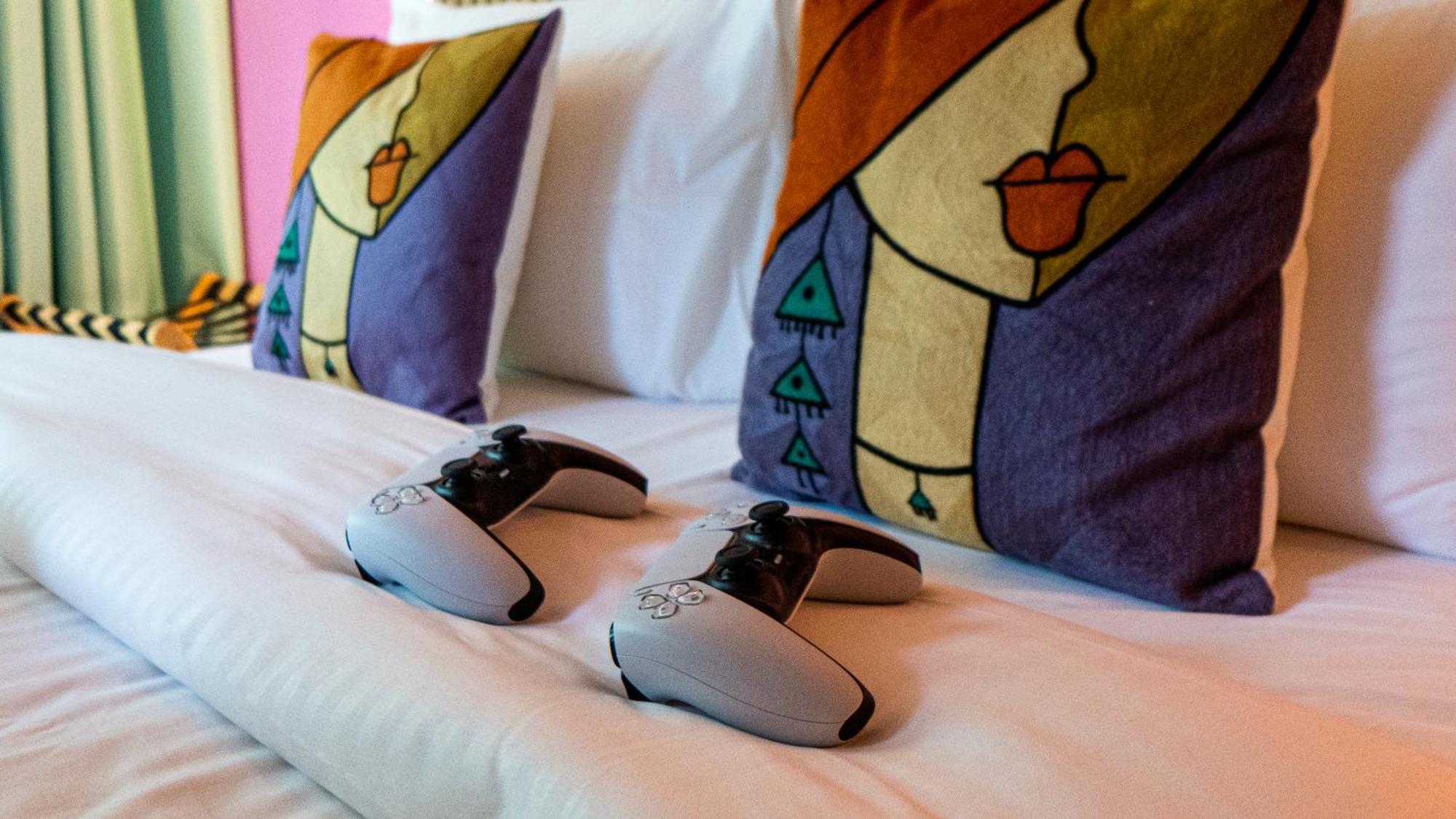 Capsule Flora Business Bay View Burj Khalifa-pool Table-game Arcade-projector-playstation 5 *
