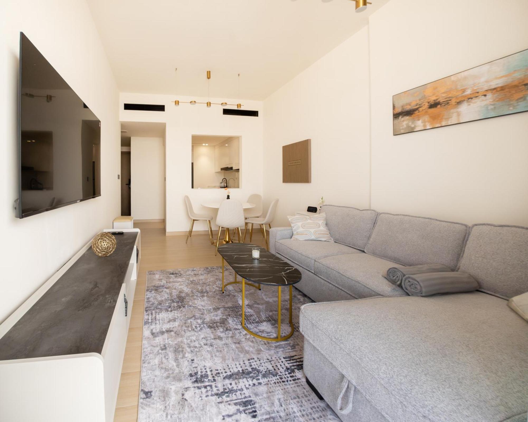 Izzzi, Binghatti Crest Dubai