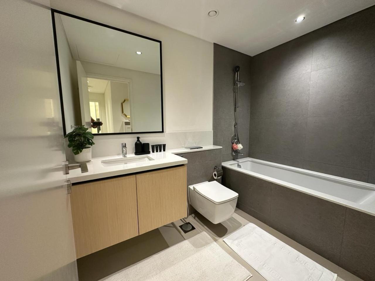 Luxury Burj Crown Burj Khalifa View Apartment Dubai