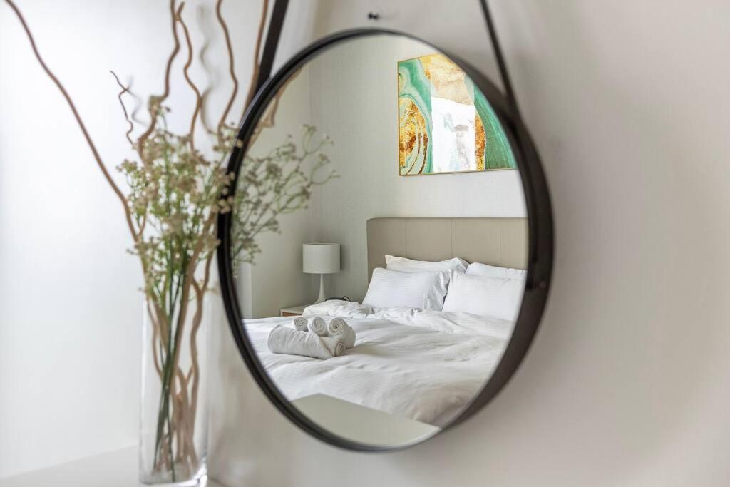 First Class 1br Beautifully Furnished
