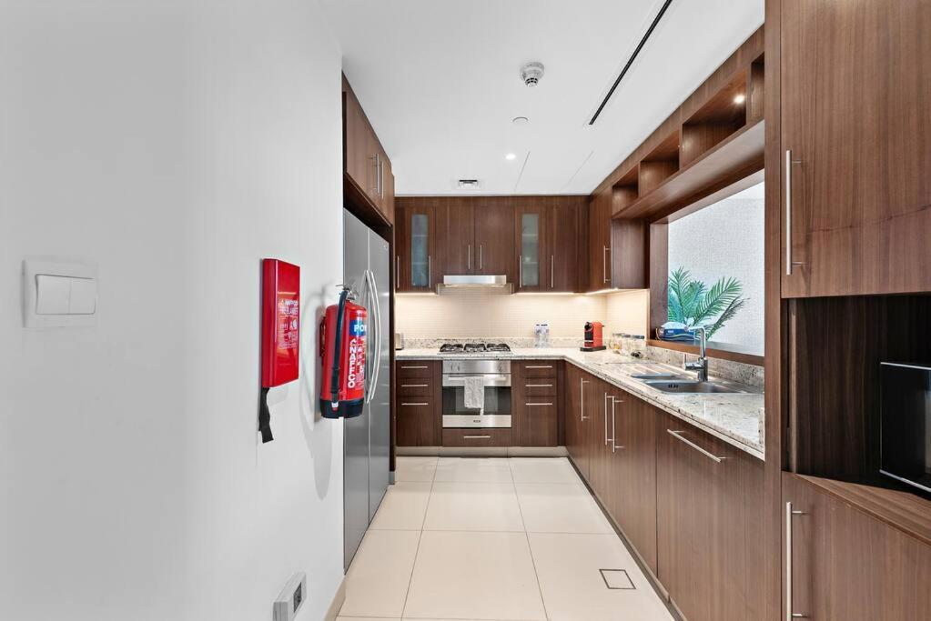 Elegant Burj View Flat Metro Access, Great Amenities Apartment Dubai