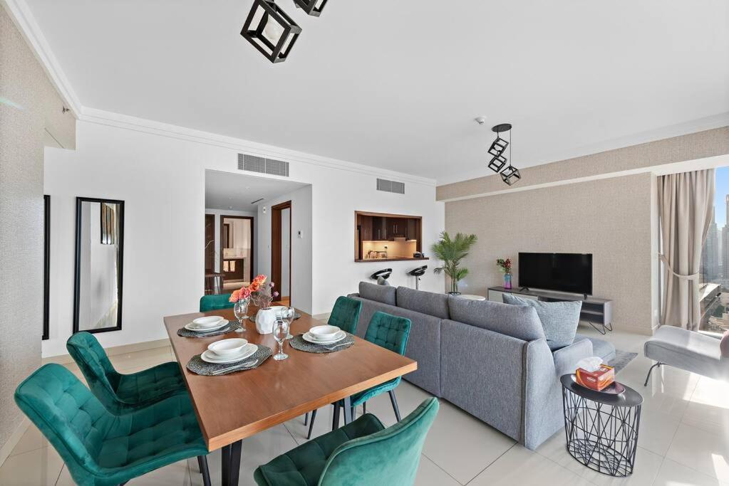 Elegant Burj View Flat Metro Access, Great Amenities Dubai