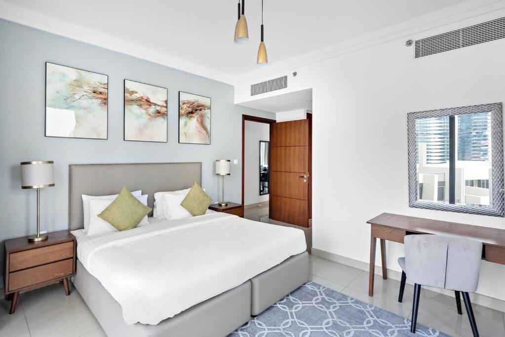 Elegant Burj View Flat Metro Access, Great Amenities *