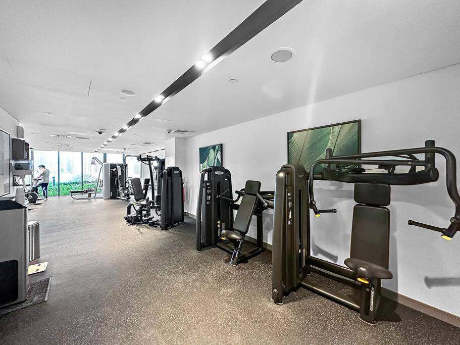 Elegant Burj View Flat Metro Access, Great Amenities Dubai