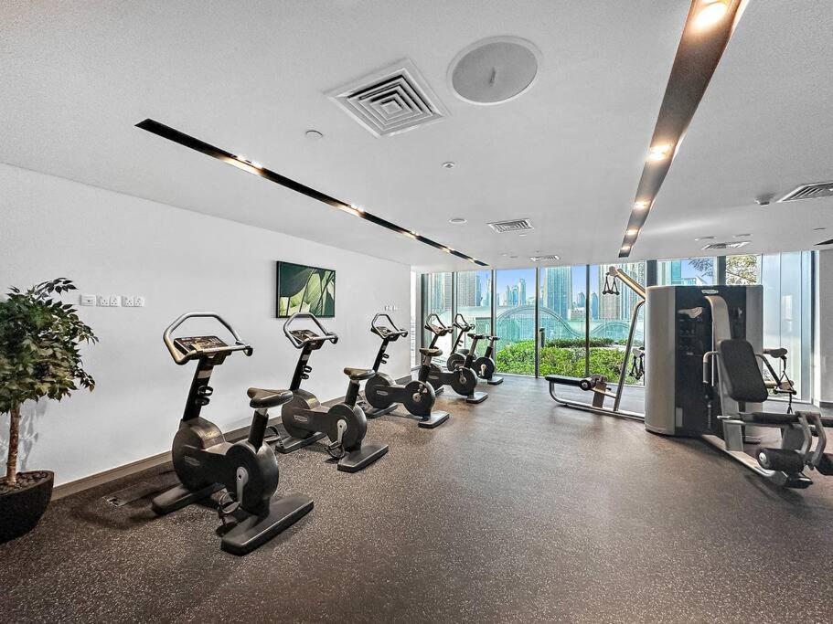 Elegant Burj View Flat Metro Access, Great Amenities *