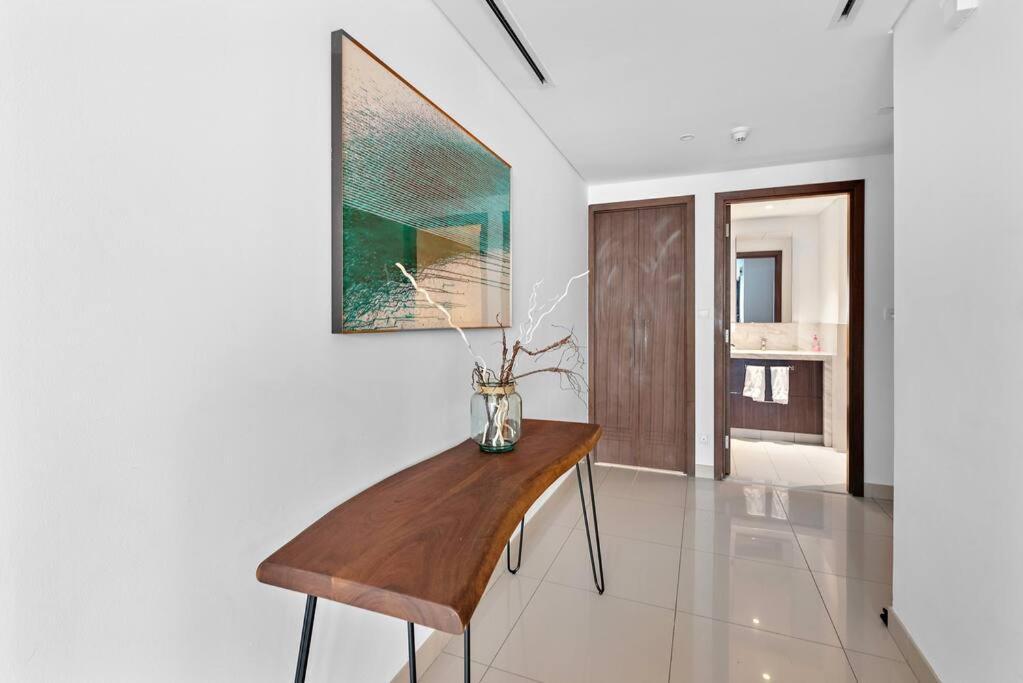 Apartment Elegant Burj View Flat Metro Access, Great Amenities Dubai