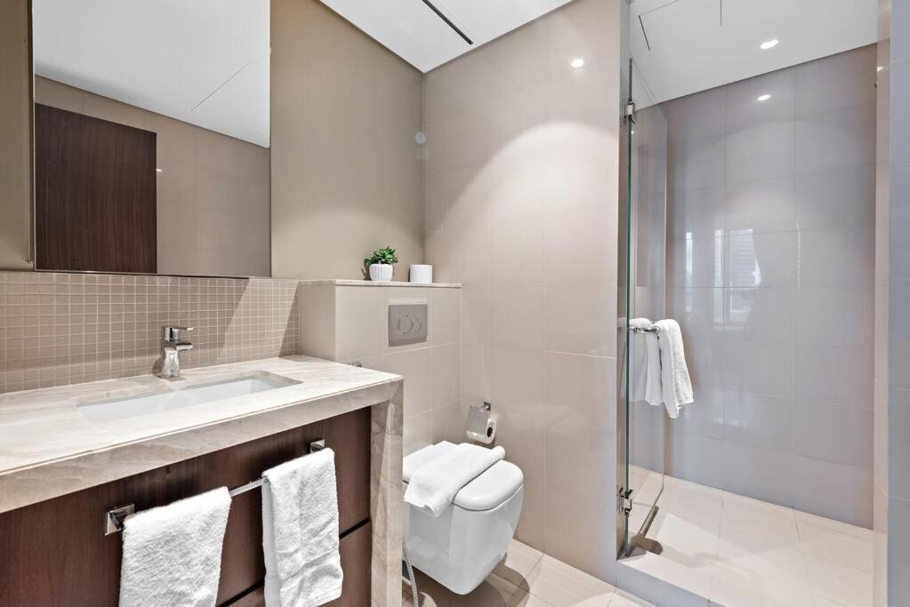 Elegant Burj View Flat Metro Access, Great Amenities Apartment Dubai
