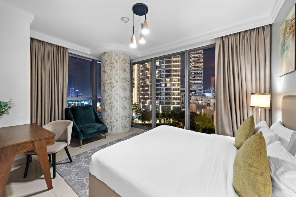 Elegant Burj View Flat Metro Access, Great Amenities