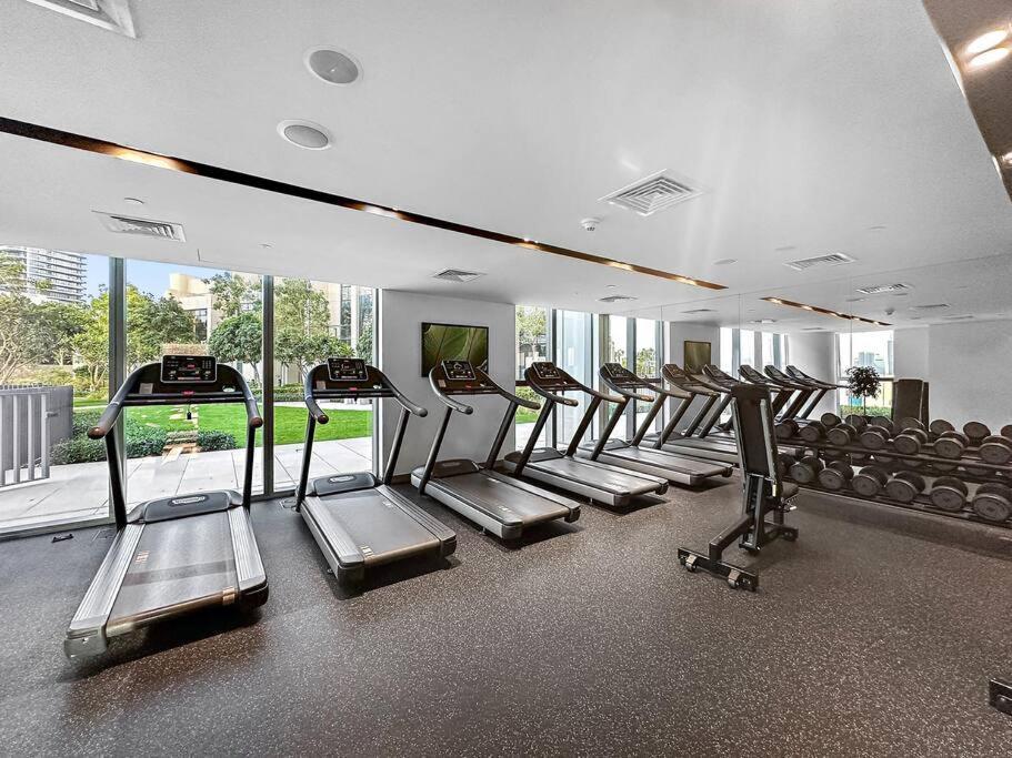 Apartment Elegant Burj View Flat Metro Access, Great Amenities *