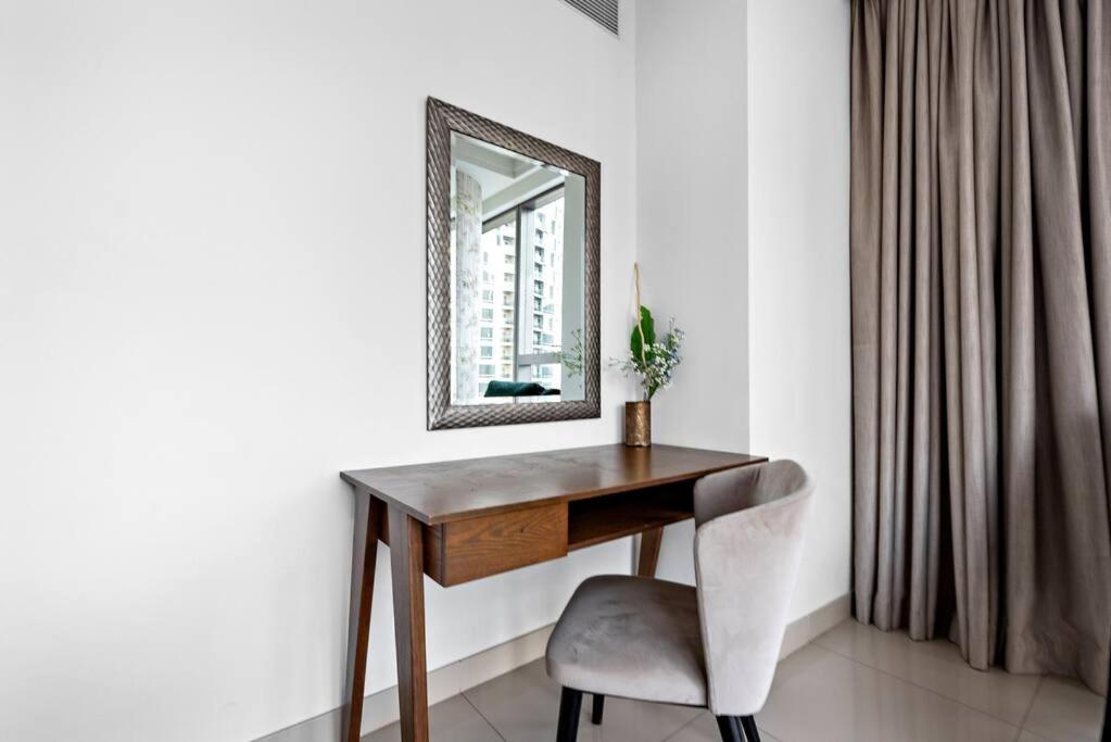 Elegant Burj View Flat Metro Access, Great Amenities