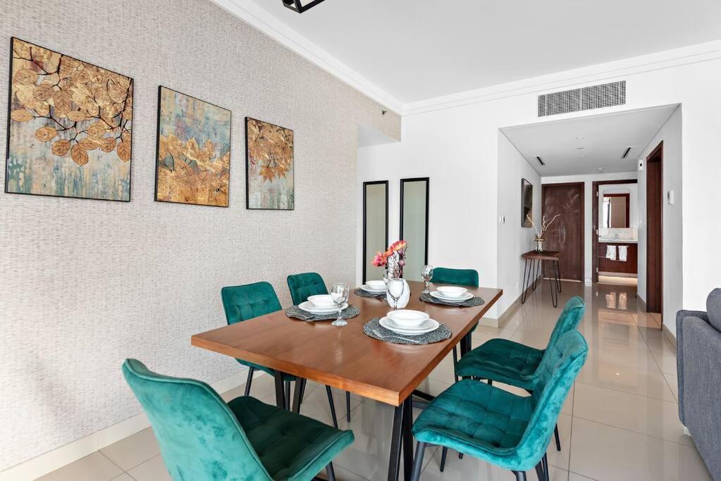 Elegant Burj View Flat Metro Access, Great Amenities Dubai