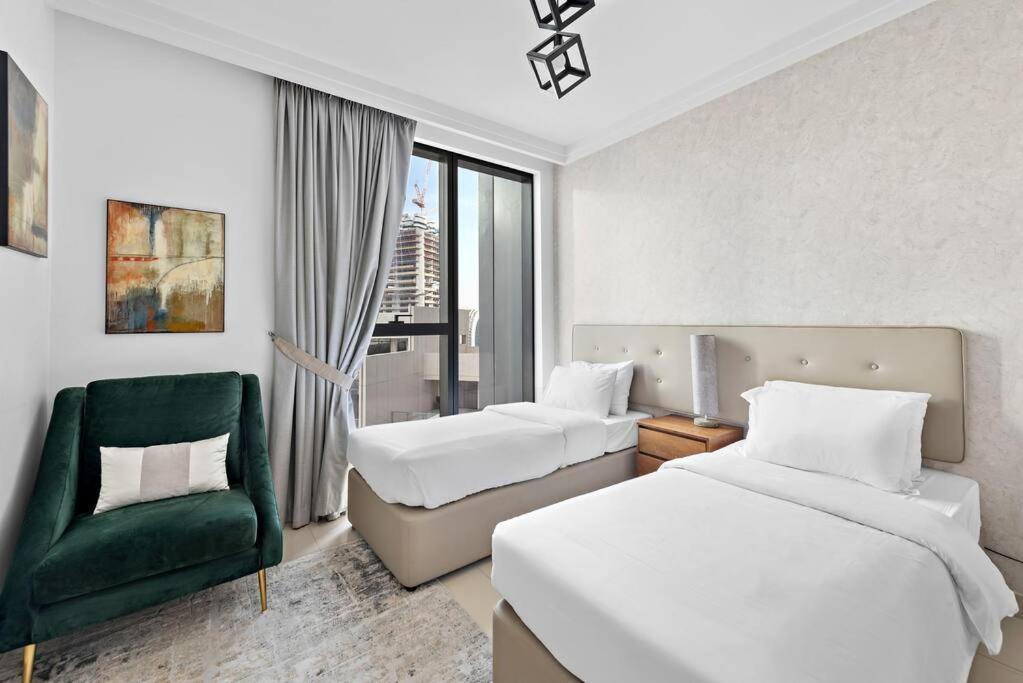 Elegant Burj View Flat Metro Access, Great Amenities *