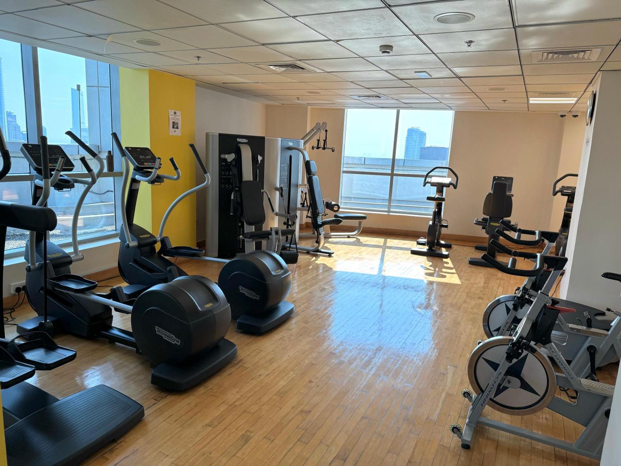 Apartment Elegant Marina & Sea View Studio In Bay Central Tower, Marina With Modern Gym & Pool, Steps To Jbr Beach & Metro