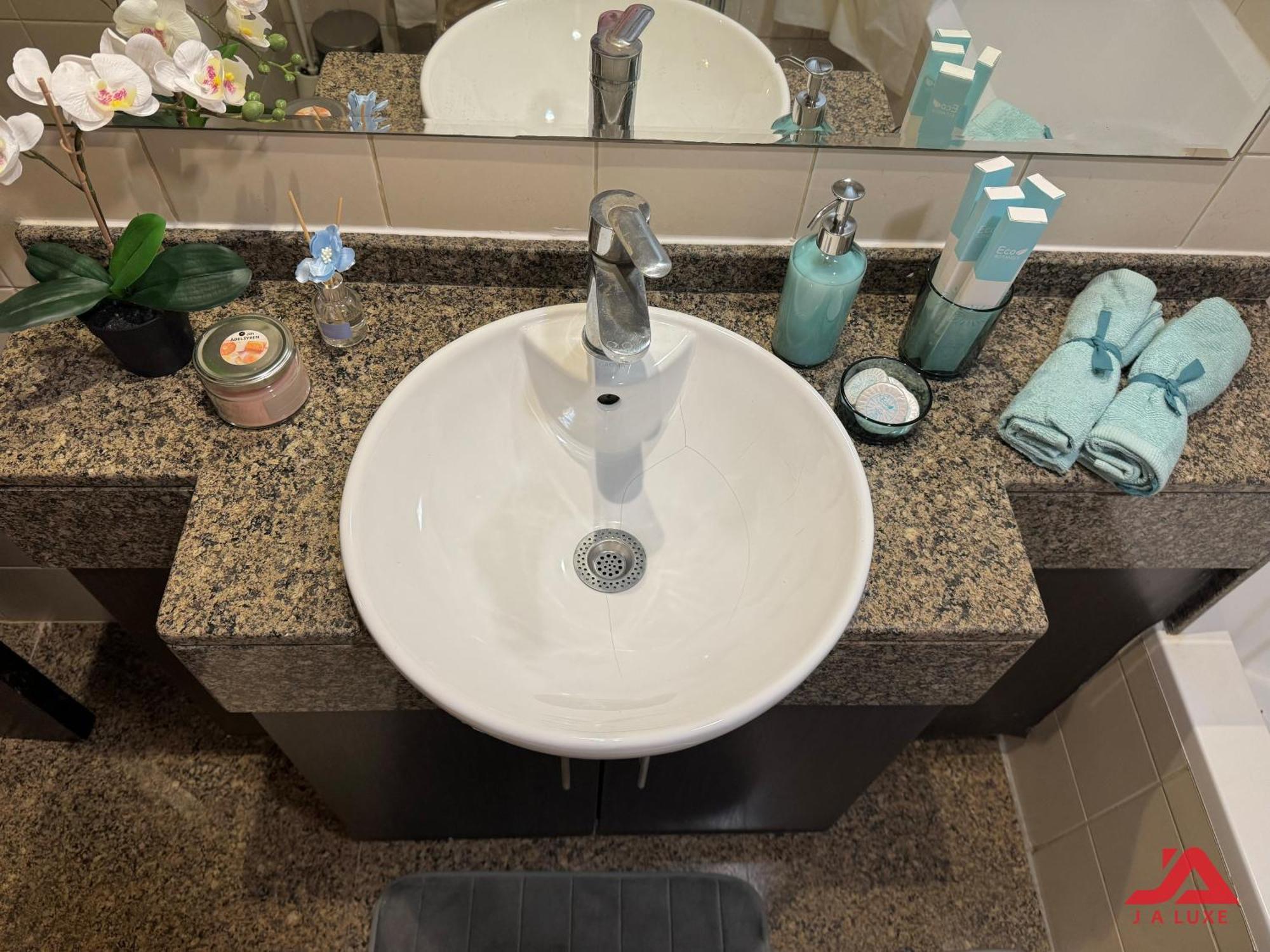 Apartment Elegant Marina & Sea View Studio In Bay Central Tower, Marina With Modern Gym & Pool, Steps To Jbr Beach & Metro *