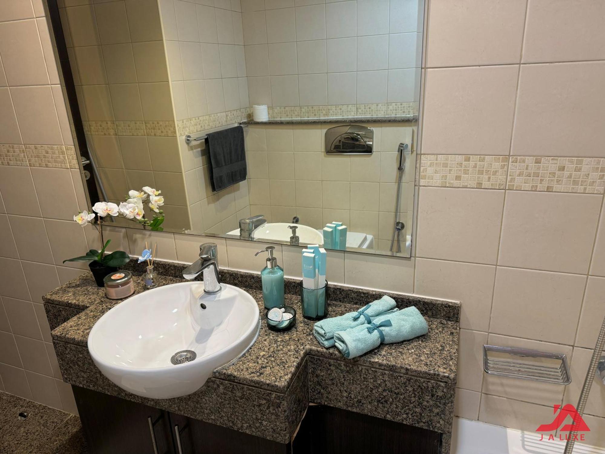 Elegant Marina & Sea View Studio In Bay Central Tower, Marina With Modern Gym & Pool, Steps To Jbr Beach & Metro Apartment *