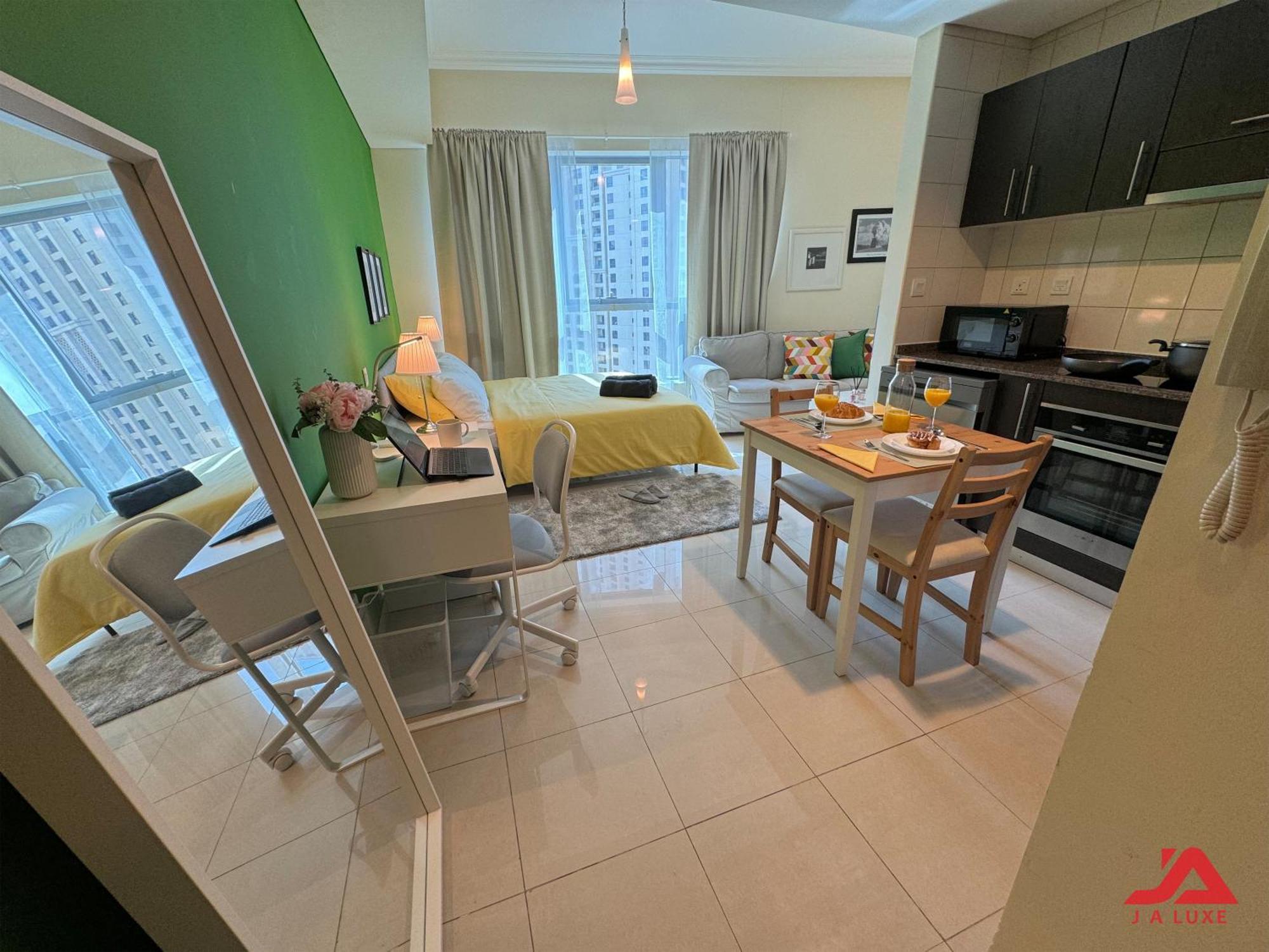 Apartment Elegant Marina & Sea View Studio In Bay Central Tower, Marina With Modern Gym & Pool, Steps To Jbr Beach & Metro Dubai