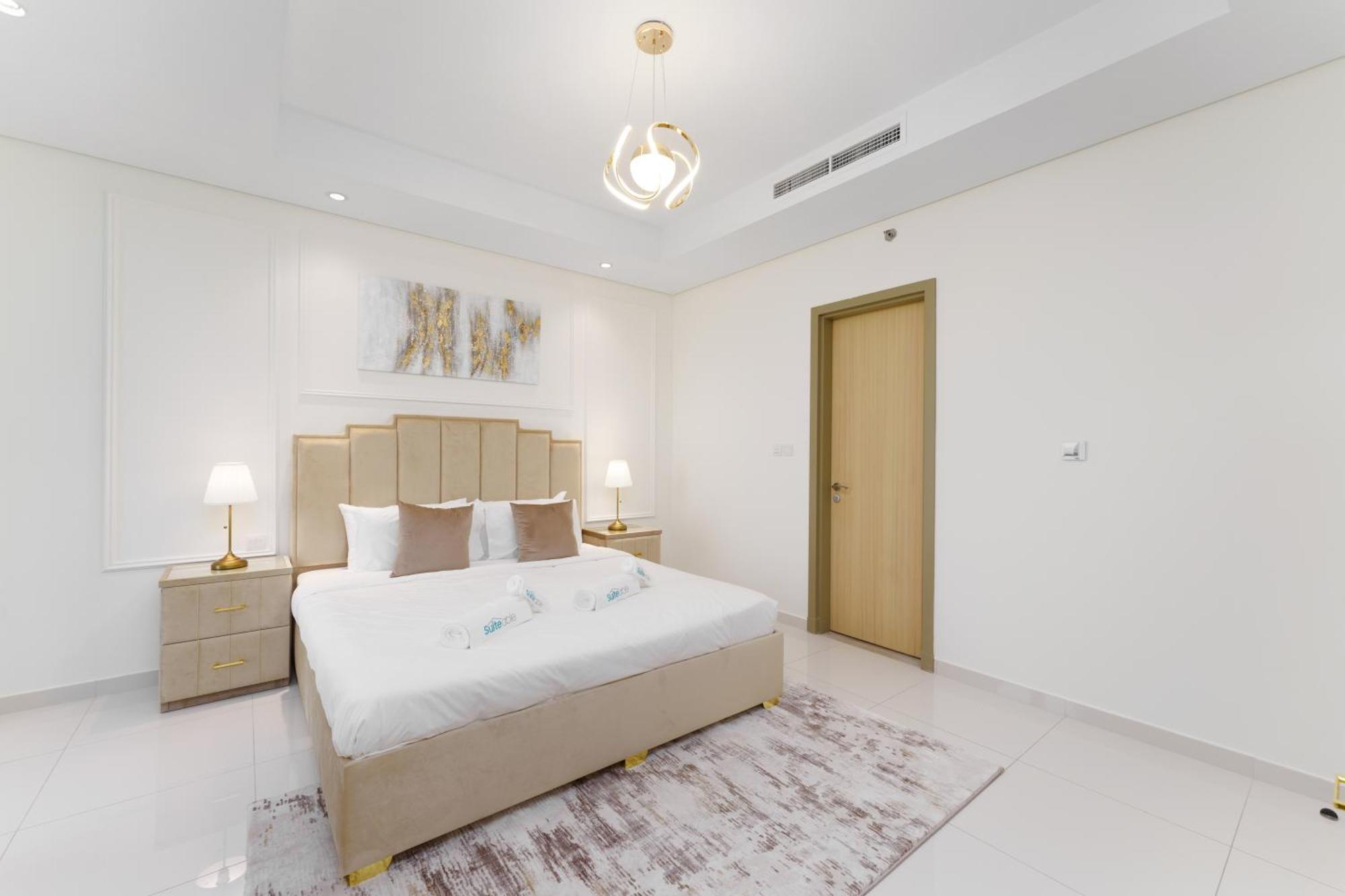 Experience Opulent Living At Paramount Midtown Apartment
