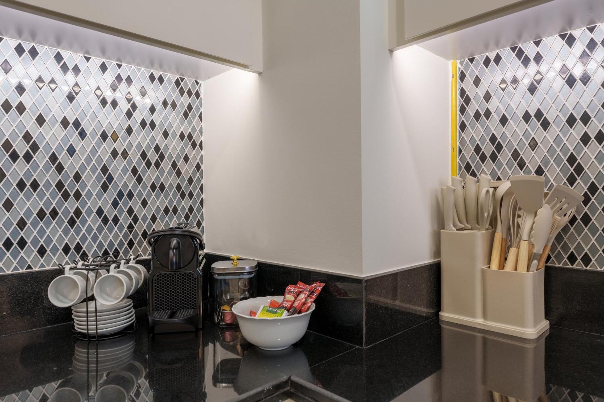 Experience Opulent Living At Paramount Midtown *