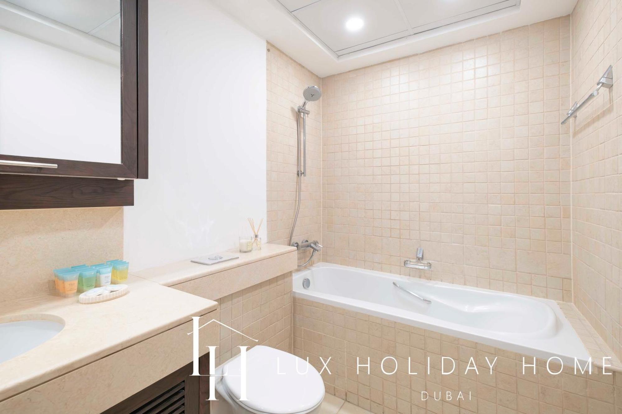 Lux The Stunning Fountain View Apartment