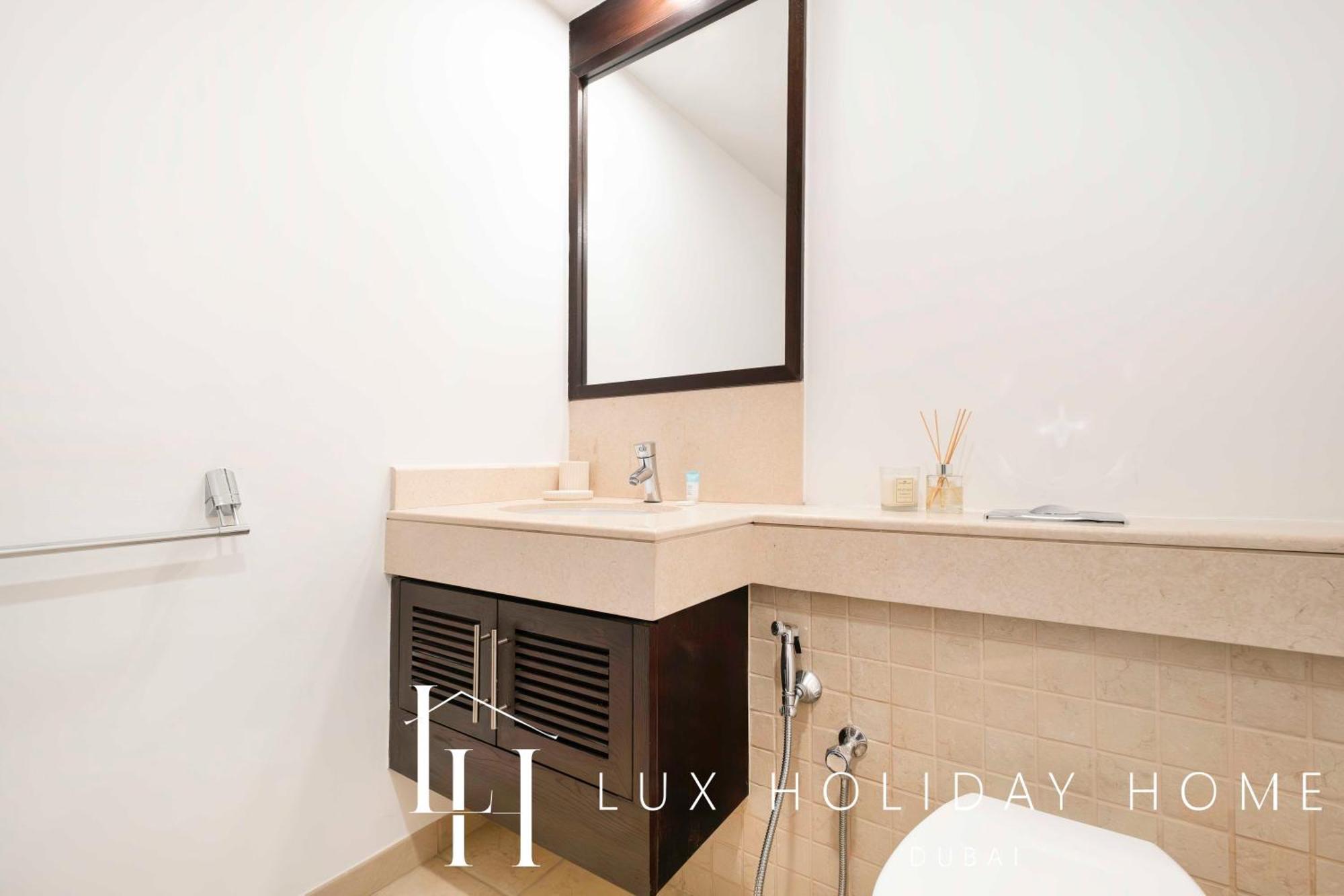 Lux The Stunning Fountain View Apartment