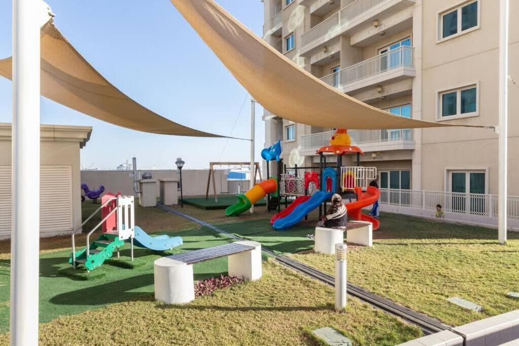Frank Porter - Suburbia * Dubai