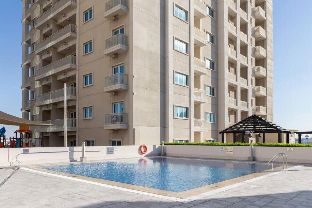 Frank Porter - Suburbia * Dubai