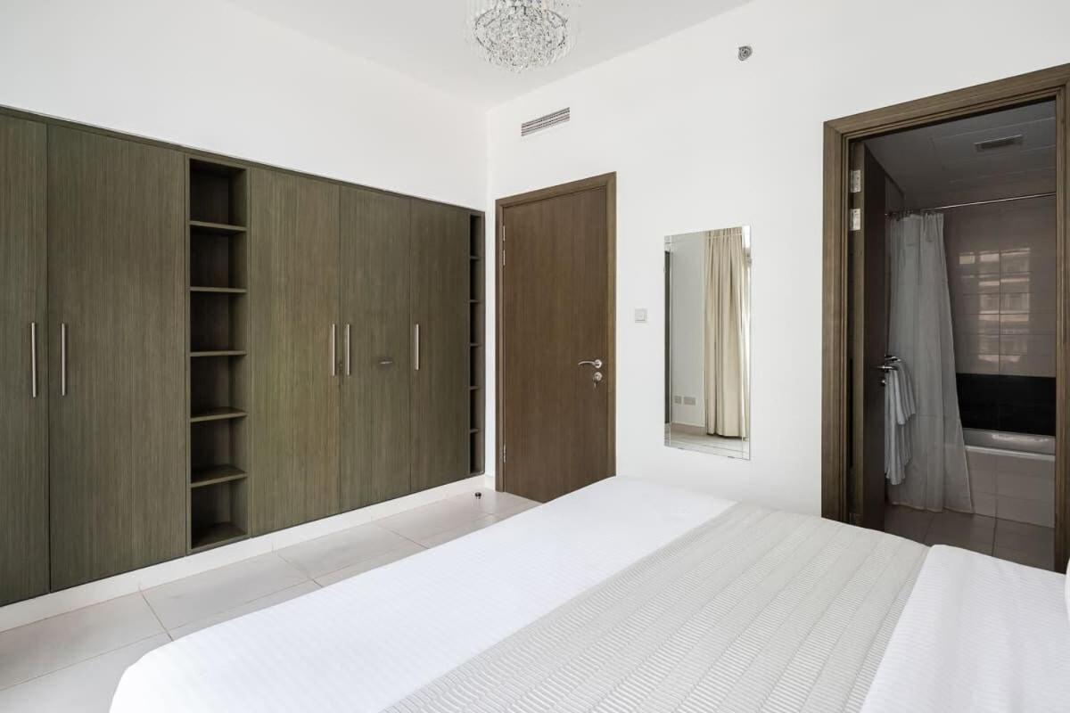 Frank Porter - The Lofts * Dubai