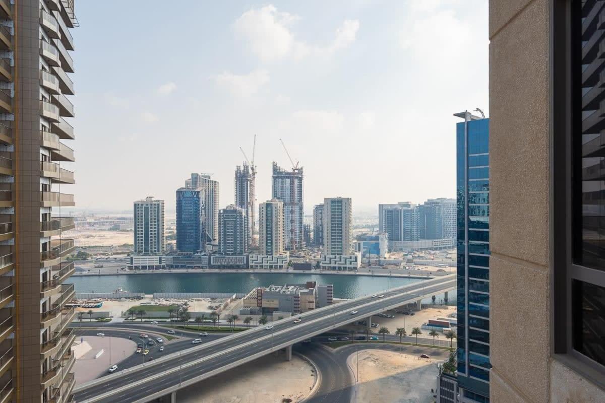 Frank Porter - South Ridge Tower 2 Apartment Dubai