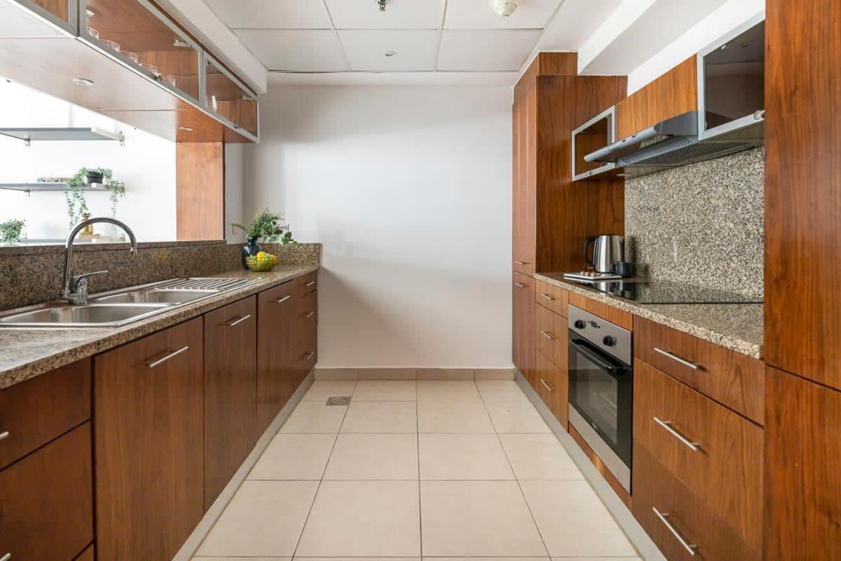 Frank Porter - Marina Quays Apartment Dubai