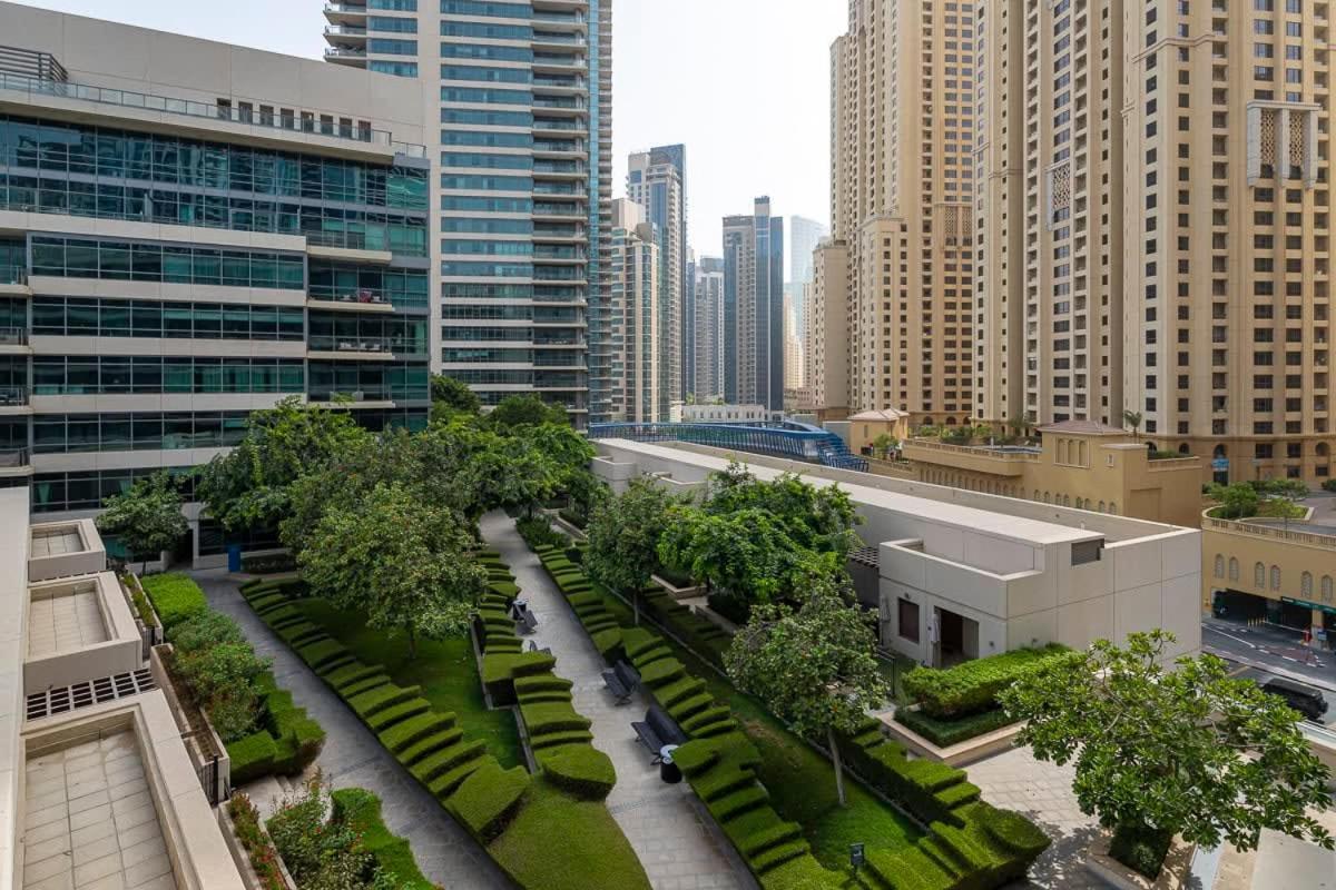 Frank Porter - Marina Quays Apartment Dubai