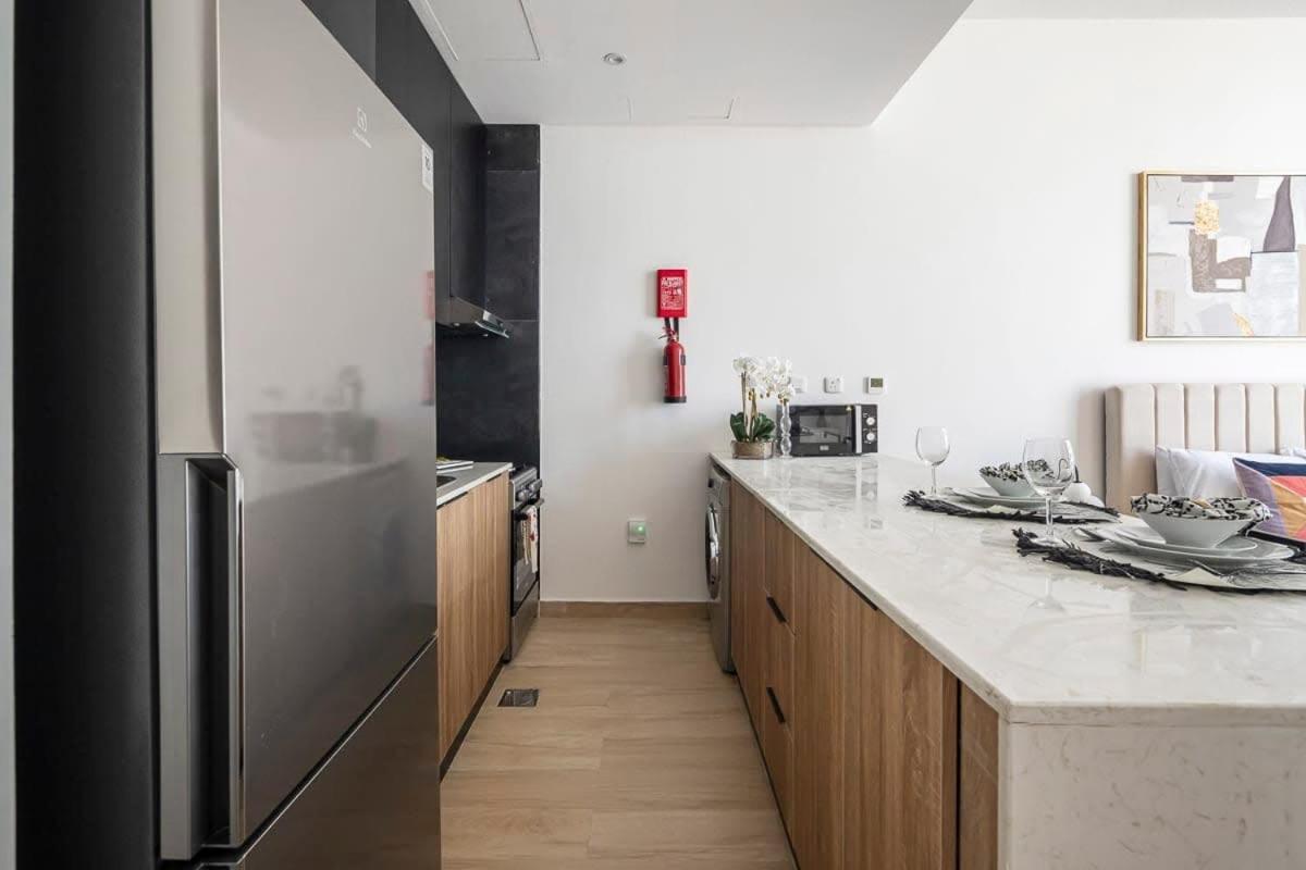 Frank Porter - Regina Tower Apartment Dubai