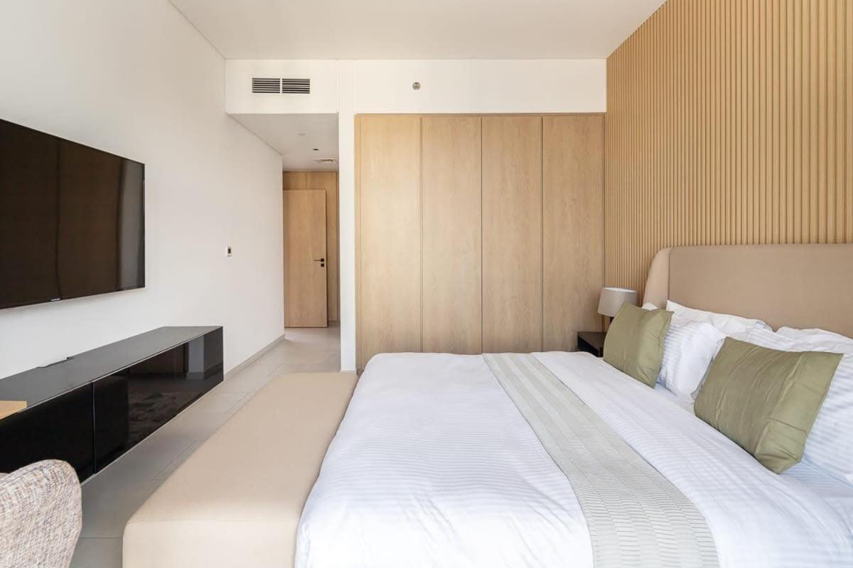 Frank Porter - Marquise Square Apartment Dubai