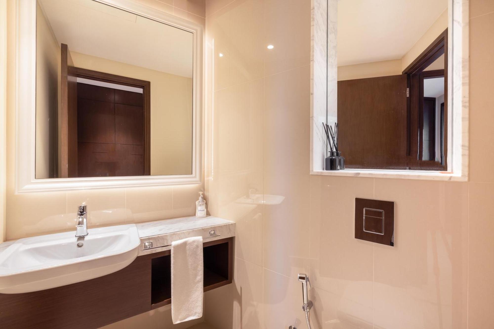 The Address Fountain Views 2 Bedroom With Burj Khalifa View And Access To Mall Apartment