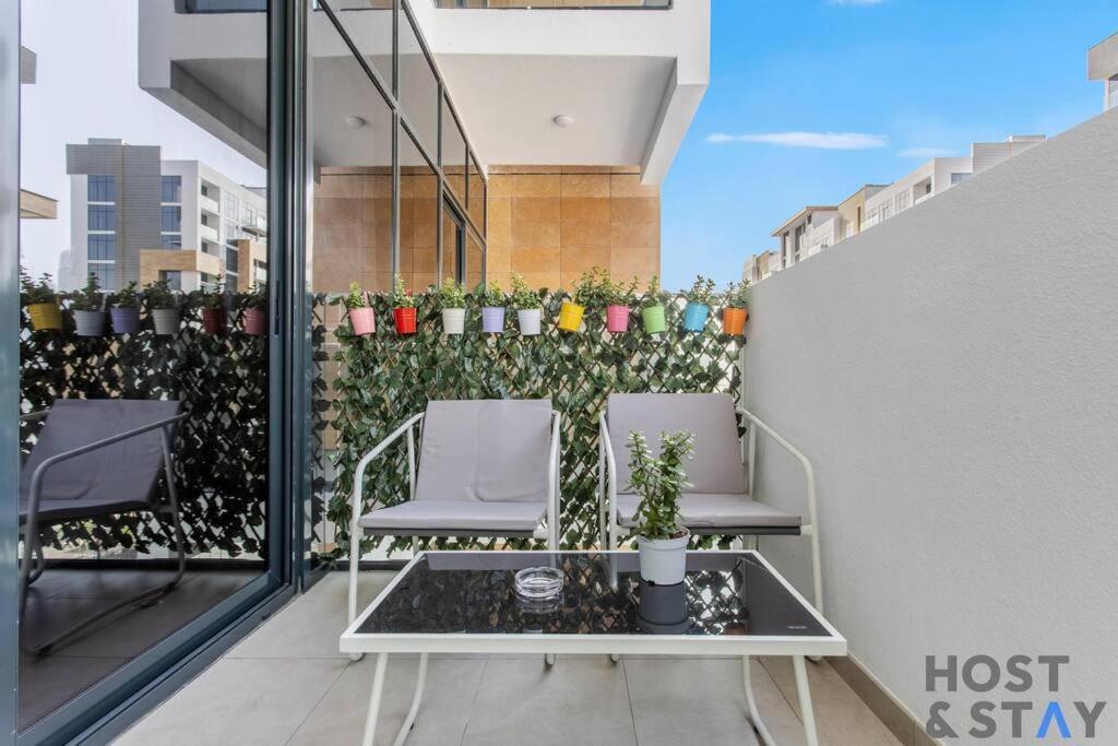 Cozy In Azizi Rivera, Mbr - Host & Apartment *