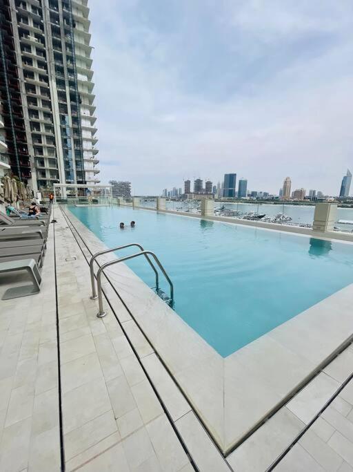 Marina Vista Luxury: 1-br With Breathtaking Views Dubai