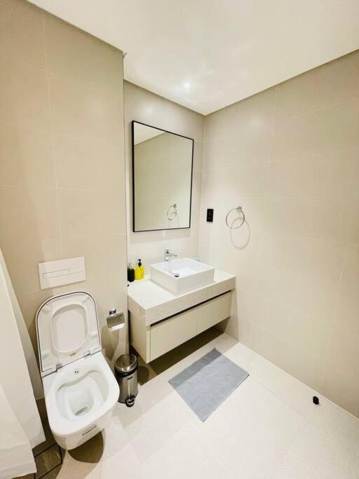 Marina Vista Luxury: 1-br With Breathtaking Views Dubai