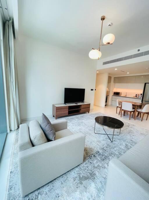 Marina Vista Luxury: 1-br With Breathtaking Views Dubai