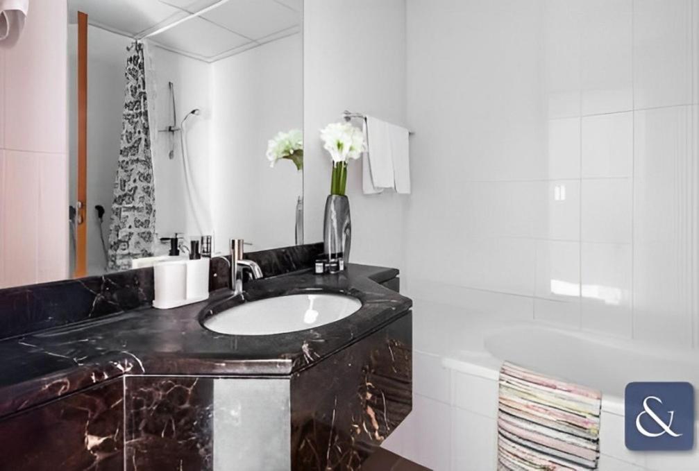 Burj Al Nujoom Downtown, Mall, Fountain Views & Burj Khalifa Apartment