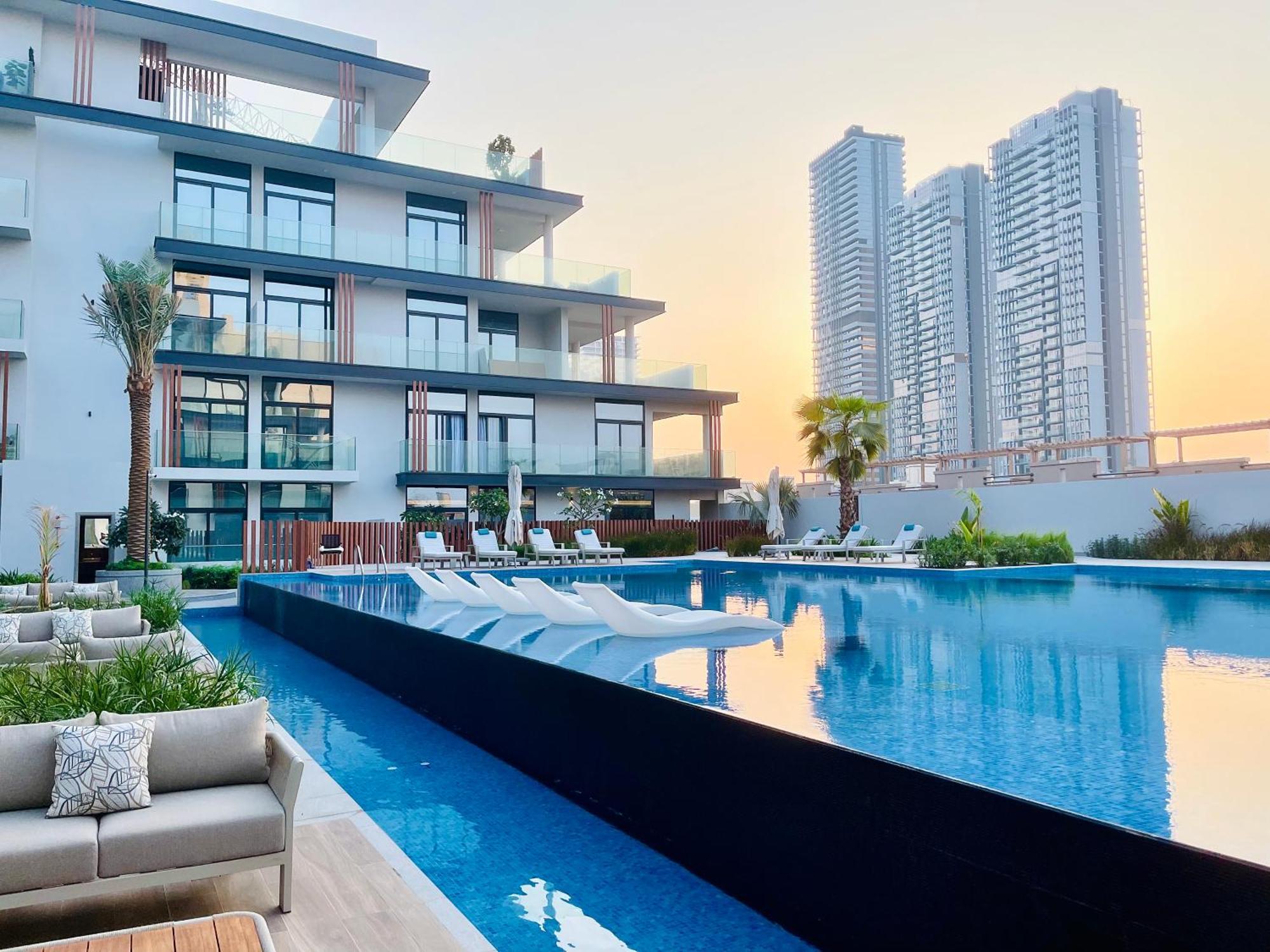 Luxury 1 Bedroom Apartment *