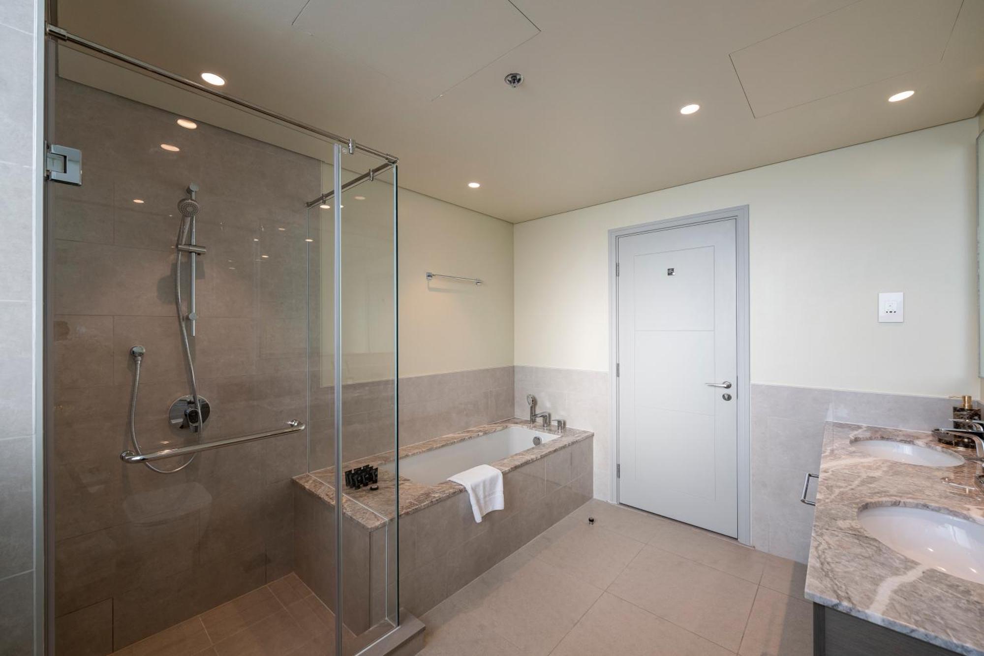 3 Bedrooms Tower 1- Downtown Skylight Apartment *