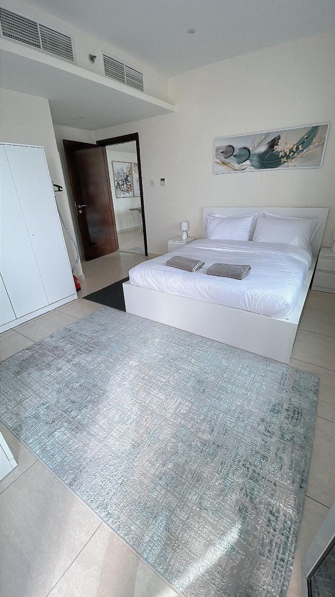 Bright & Cozy 1 Bedroom Canal View In Marina Apartment Dubai