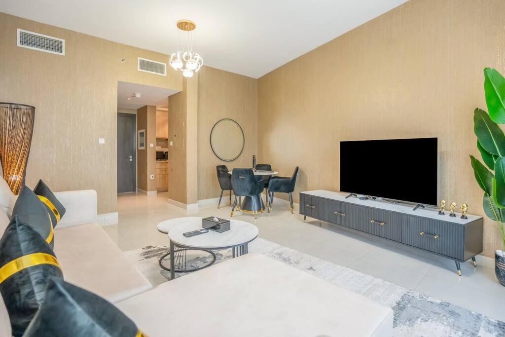 Specious Pool View One Bed * Dubai