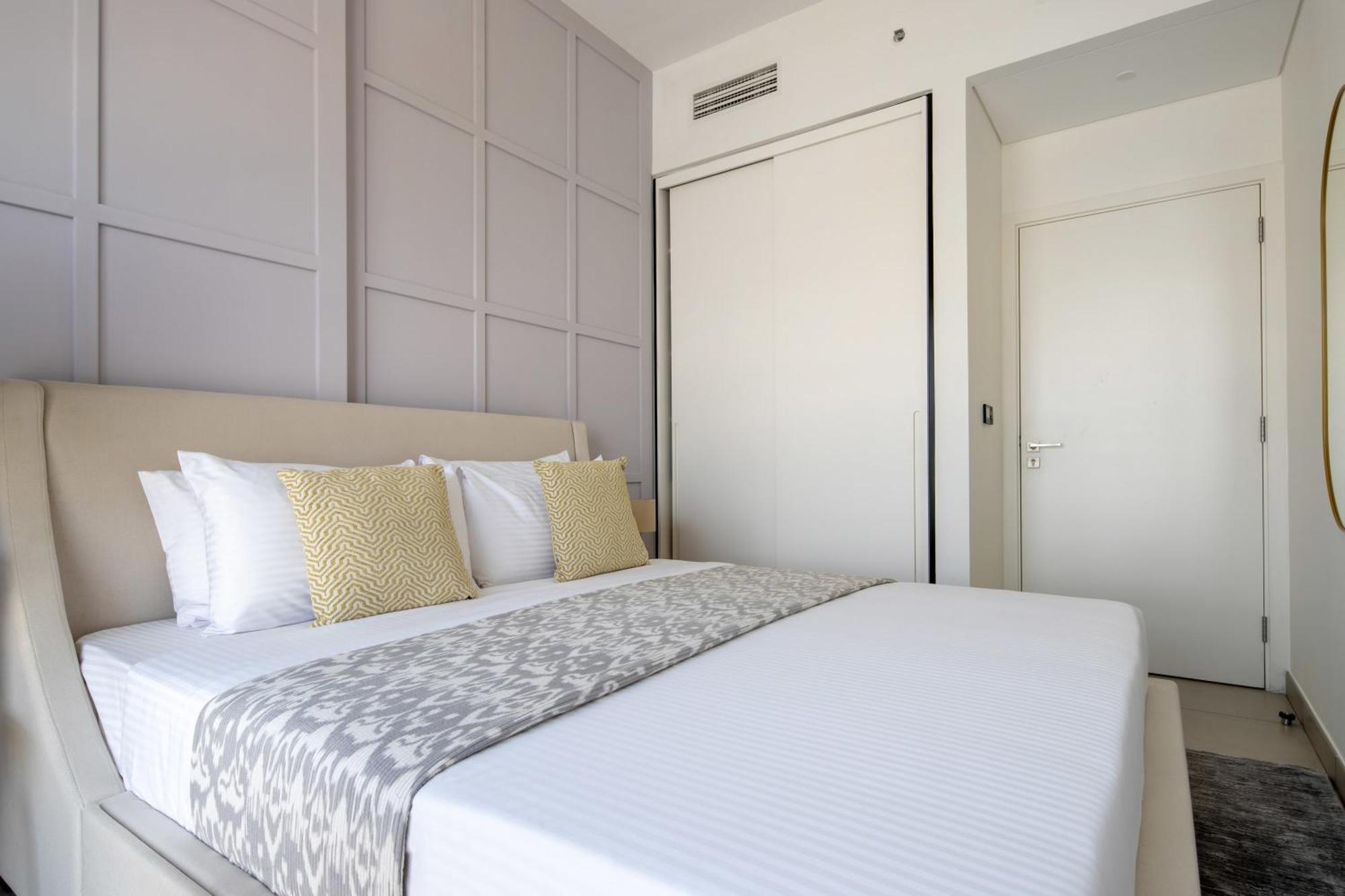 Frank Porter - Socio Tower 2 Apartment Dubai