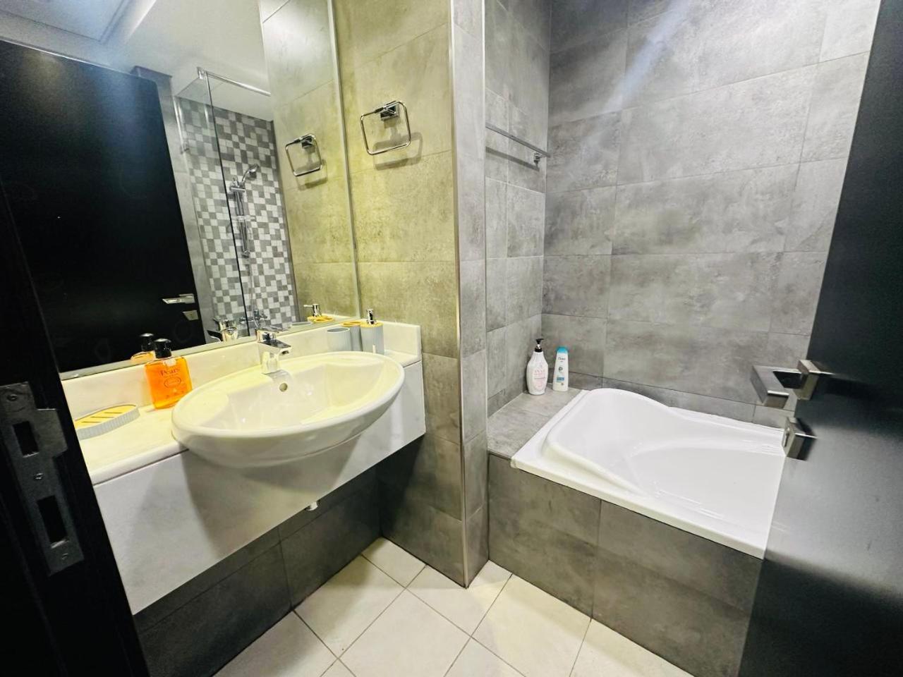 Apartment Retreat At Business Bay! 5 Mins From Downtown *