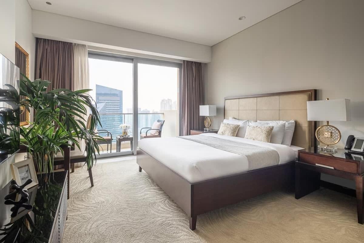 Frank Porter - Emaar Residences Marina Apartment *