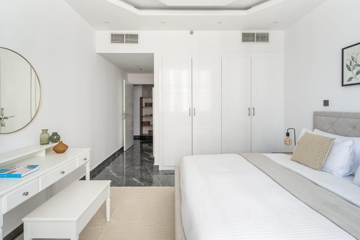 Frank Porter - Burj Al Nujoom Apartment Dubai